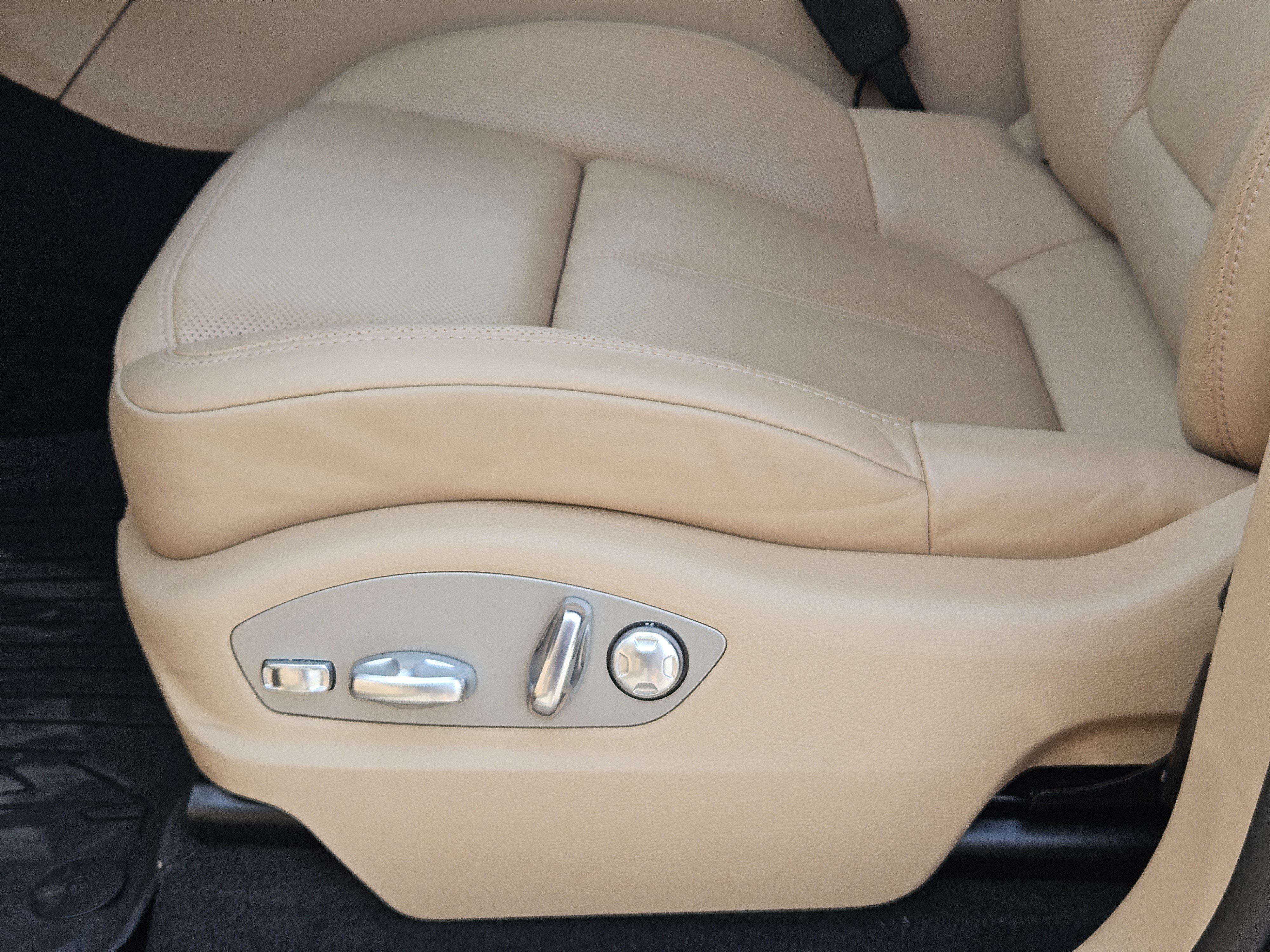 Certified 2026 Porsche Macan AWD/4WD image 23