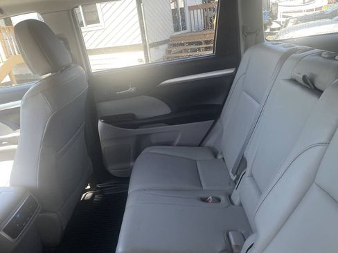 Used 2018 Toyota Highlander XLE AWD/4WD image 5
