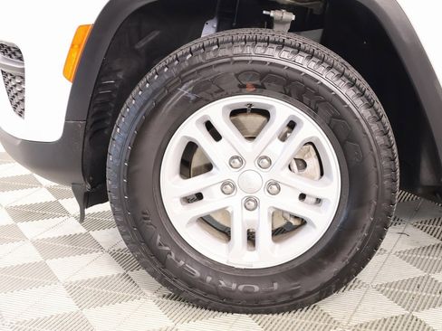 Used 2024 Jeep Grand Cherokee Laredo w/ Luxury Tech Group I image 17