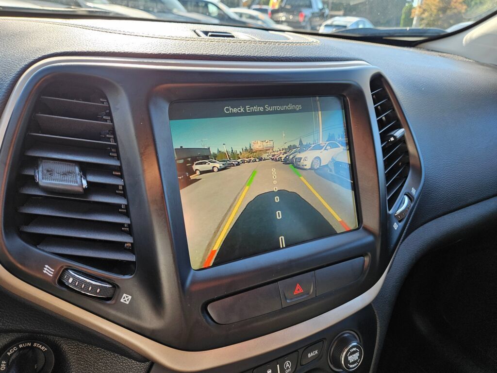 Used 2017 Jeep Cherokee Latitude w/ Cold Weather Group AWD/4WD image 26