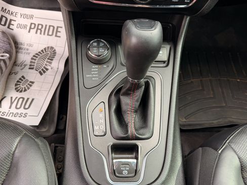 Used 2019 Jeep Cherokee Trailhawk AWD/4WD image 25