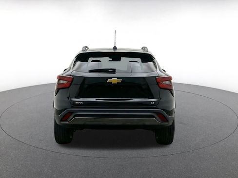 Used 2025 Chevrolet Trax LT FWD image 8