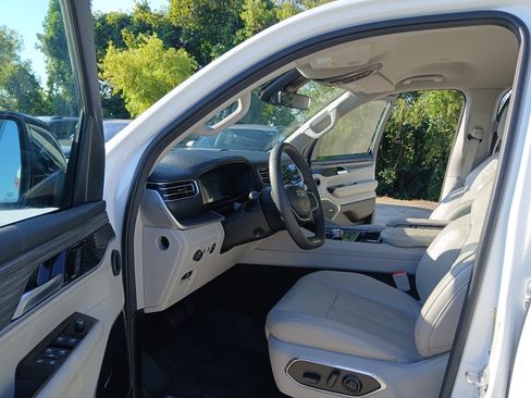 Used 2024 Jeep Wagoneer L Series II w/ Flexible Seating Group RWD image 9