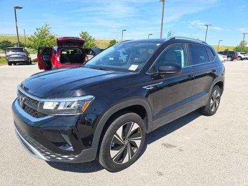 Used 2024 Volkswagen Taos SE AWD/4WD image 1