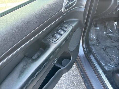 Used 2018 Jeep Grand Cherokee Limited image 23