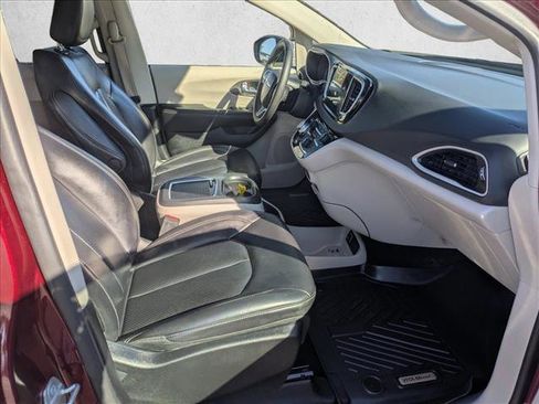 Used 2023 Chrysler Pacifica Touring-L image 18
