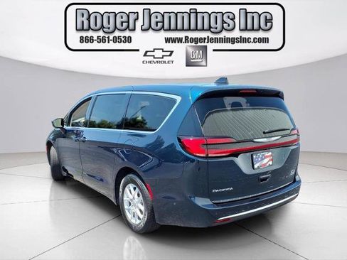Used 2023 Chrysler Pacifica Touring-L FWD image 3
