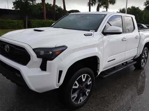 Certified 2025 Toyota Tacoma TRD Sport image 2