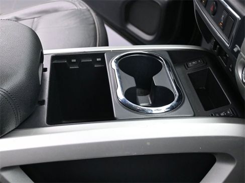 Used 2017 Nissan Titan SV image 33