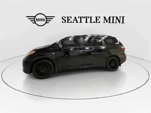 Used 2017 Toyota Sienna Limited Premium image 5