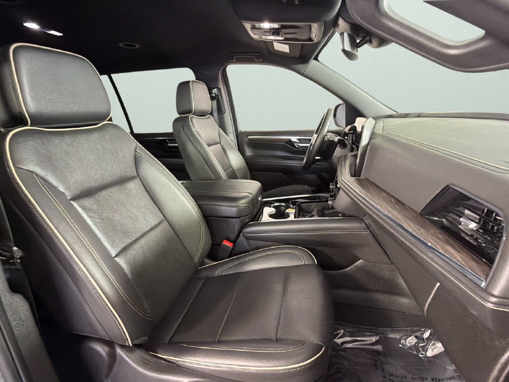 Used 2025 Chevrolet Suburban Premier RWD image 33