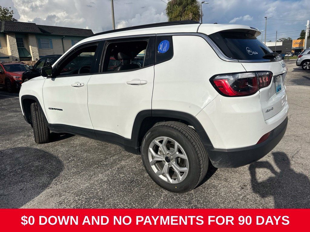 Used 2025 Jeep Compass Latitude w/ Sun & Sound Group AWD/4WD image 4
