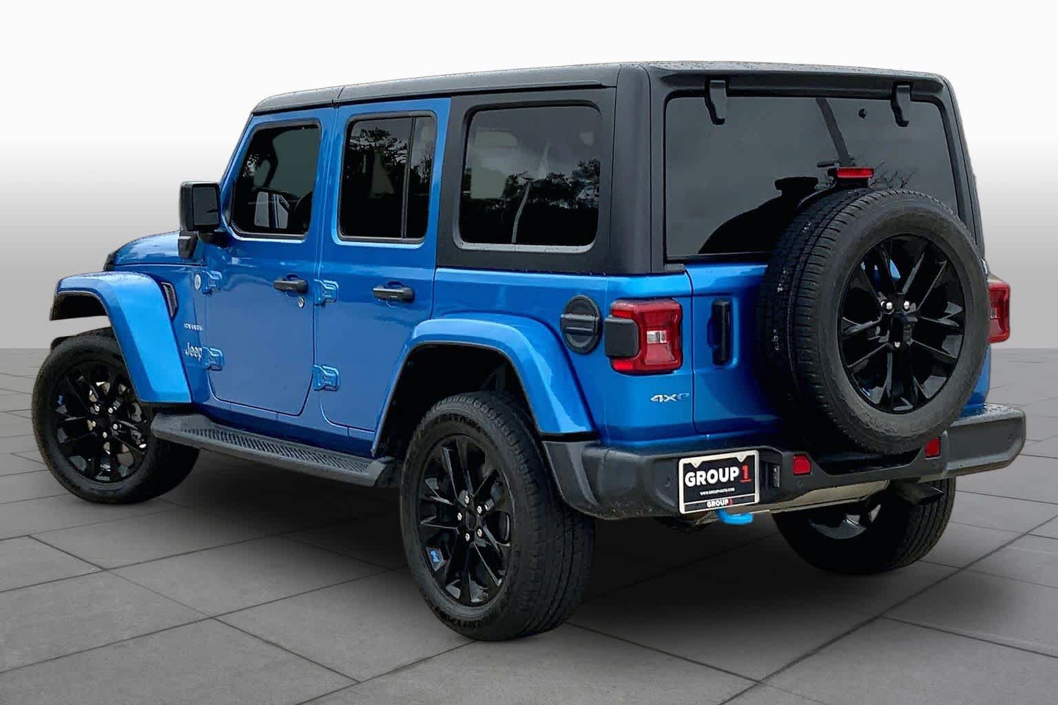 Used 2023 Jeep Wrangler Unlimited Sahara w/ Cold Weather Group AWD/4WD image 11