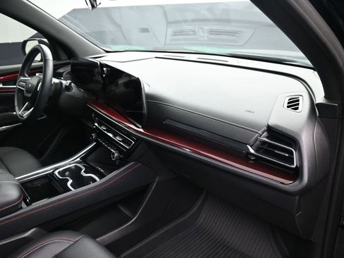 Used 2024 Chevrolet Traverse Z71 image 9