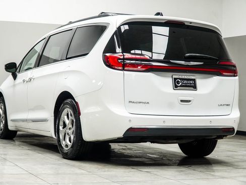 Used 2023 Chrysler Pacifica Limited FWD image 10