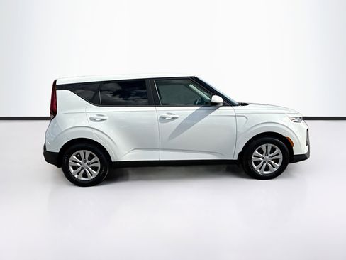 Used 2022 Kia Soul LX image 2