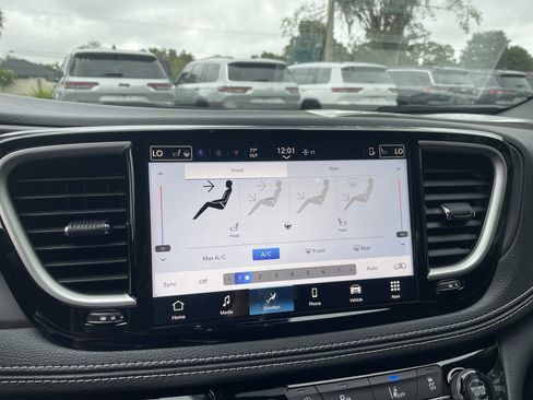 New 2026 Chrysler Pacifica Select image 24