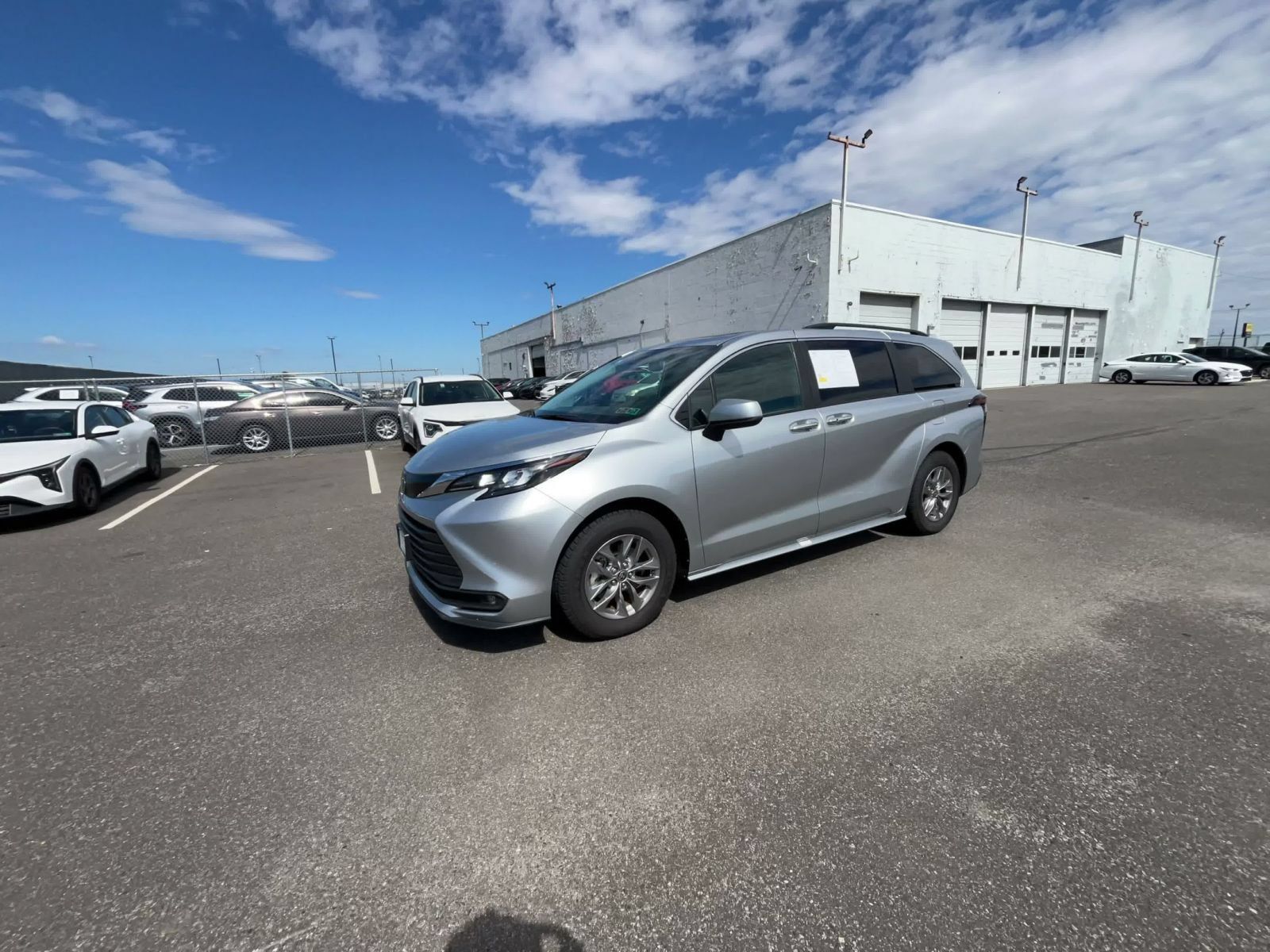 Used 2025 Toyota Sienna XLE FWD image 7