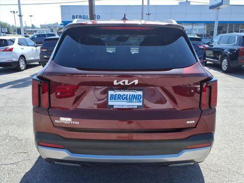 Used 2024 Kia Sorento S AWD/4WD image 5
