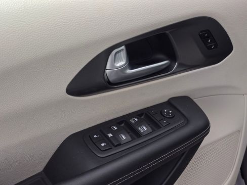 Used 2024 Chrysler Pacifica Touring-L image 20