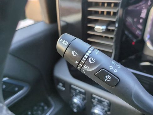 Used 2025 GMC Sierra 2500 SLE image 25