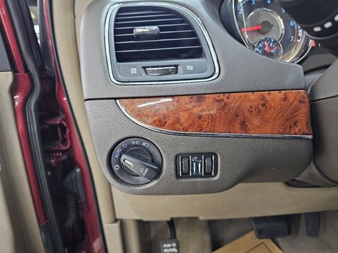 Used 2013 Chrysler Town & Country Limited w/ Luxury Group FWD image 37