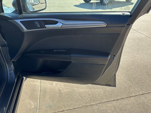 Used 2017 Ford Fusion SE w/ Fusion SE Technology Package image 21
