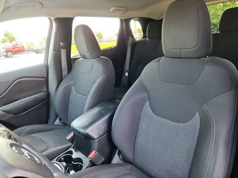 Used 2019 Jeep Cherokee Latitude w/ Popular Appearance Group FWD image 20