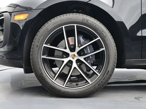 Certified 2025 Porsche Macan AWD/4WD image 6