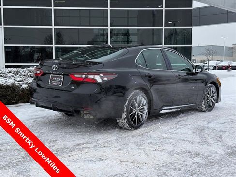 Used 2024 Toyota Camry SE image 3