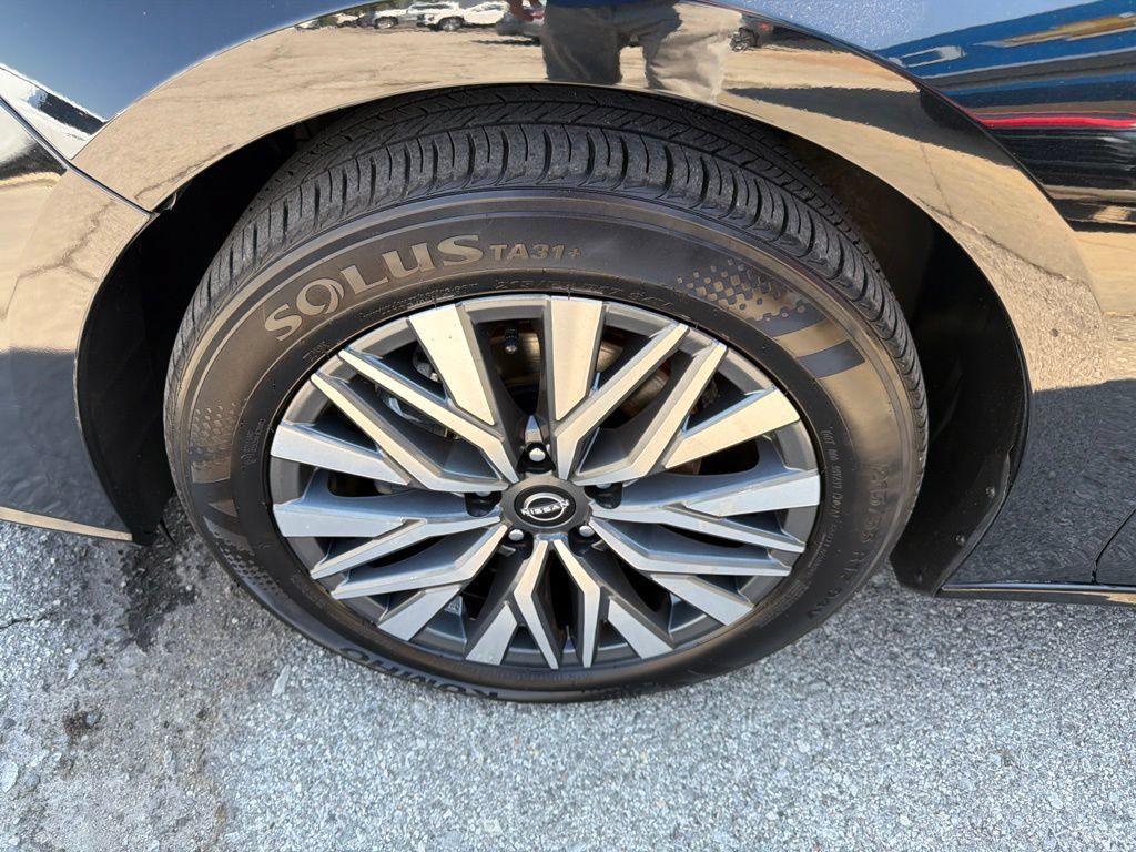 Used 2025 Nissan Altima 2.5 SV FWD image 9