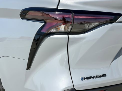 Certified 2025 Toyota Sienna XLE Woodland Edition AWD/4WD image 27