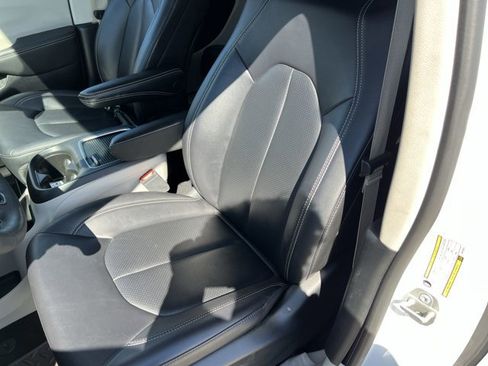 Used 2024 Chrysler Pacifica Touring-L image 20