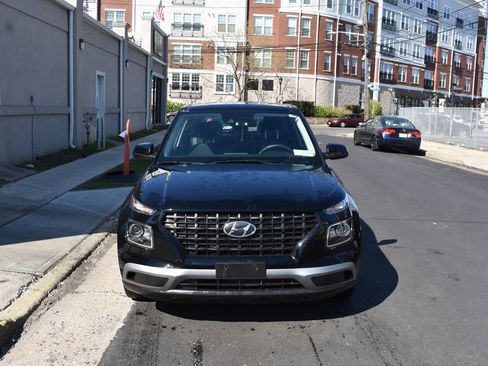Used 2022 Hyundai Venue SE FWD image 3