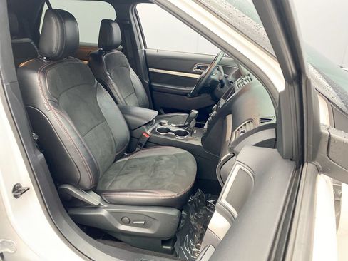 Used 2019 Ford Explorer XLT w/ Equipment Group 202A AWD/4WD image 23