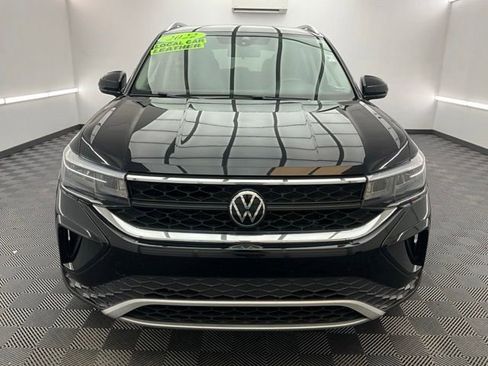 Used 2022 Volkswagen Taos SE FWD image 2