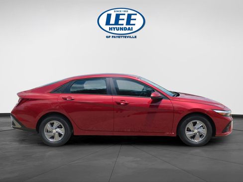 Used 2025 Hyundai Elantra SE FWD image 2