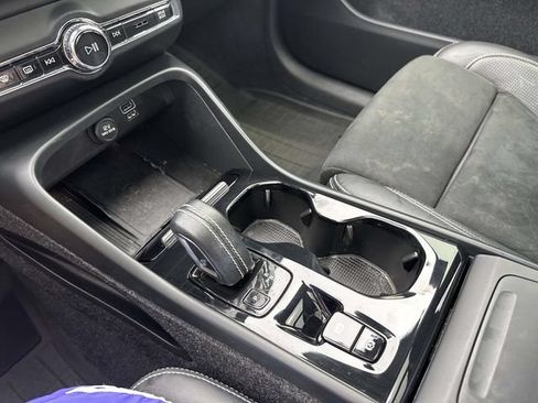 Used 2019 Volvo XC40 T5 R-Design AWD/4WD image 27