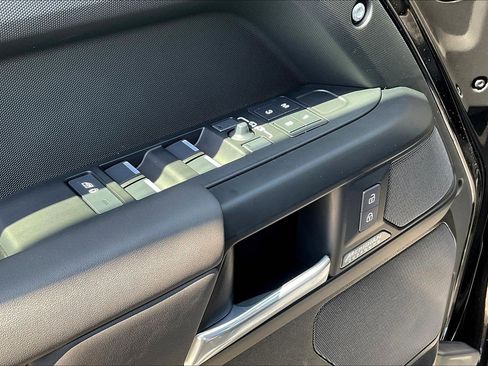 New 2026 Land Rover Defender 110 X-Dynamic SE image 22
