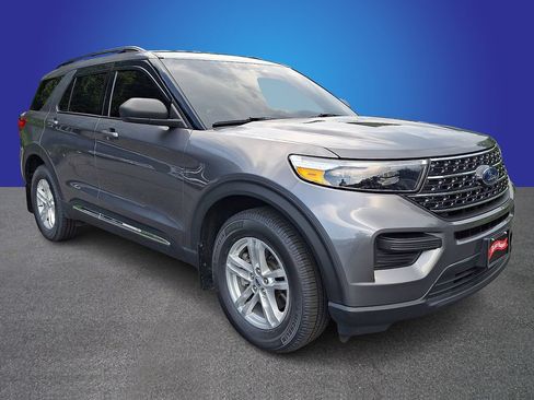Used 2021 Ford Explorer XLT w/ Class III Trailer Tow Package AWD/4WD image 3