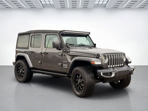 Used 2018 Jeep Wrangler Unlimited Sahara AWD/4WD image 4