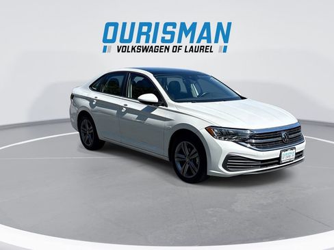 Used 2023 Volkswagen Jetta SE w/ Panoramic Sunroof Package FWD image 2