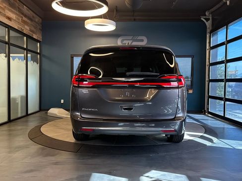 Used 2022 Chrysler Pacifica Touring-L FWD image 4