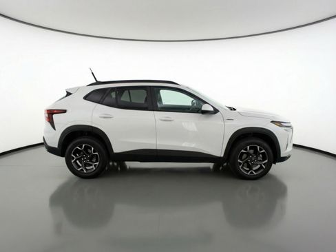 Used 2025 Chevrolet Trax LT w/ LT Convenience Package image 11