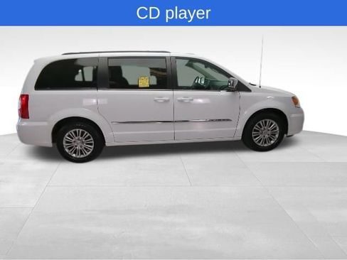 Used 2016 Chrysler Town & Country Touring-L FWD image 9