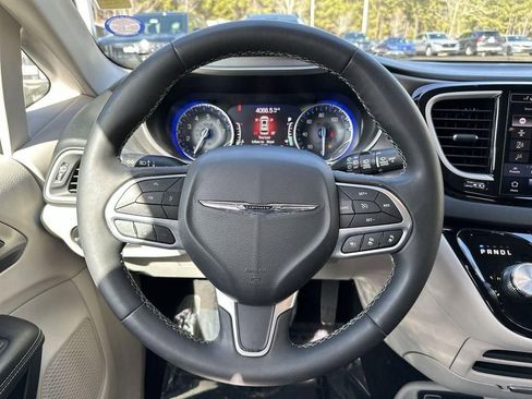Used 2023 Chrysler Pacifica Touring-L FWD image 11
