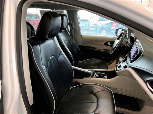 Used 2023 Chrysler Pacifica Limited image 11