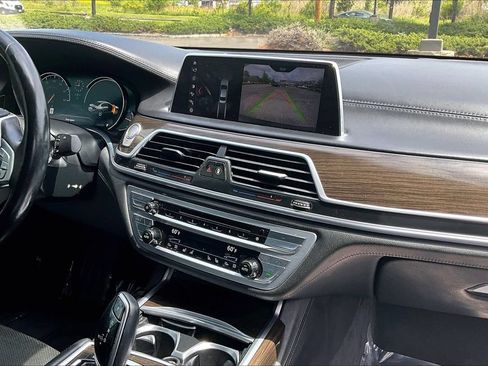 Used 2018 BMW 750i xDrive AWD/4WD image 31