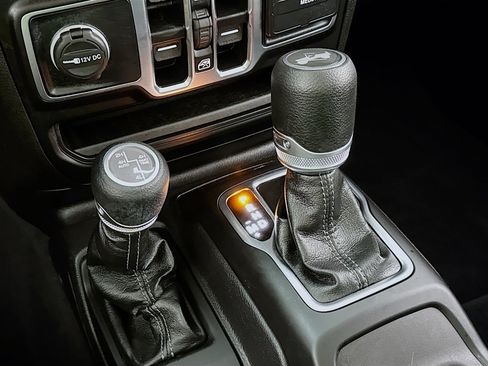 Used 2025 Jeep Wrangler Unlimited Sahara image 19