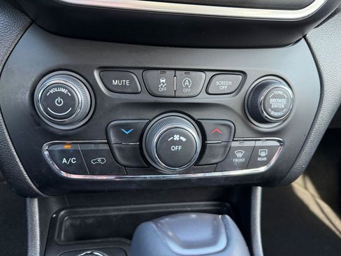 Used 2020 Jeep Cherokee Latitude Plus image 26